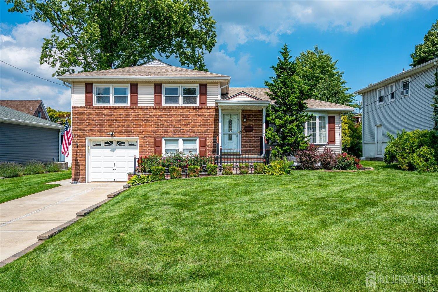 12 Dixon Dr, Woodbridge Proper, NJ 07095