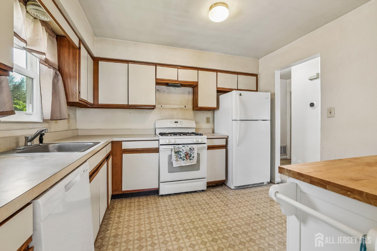 6 Weston St, Metuchen, NJ 08840 photo