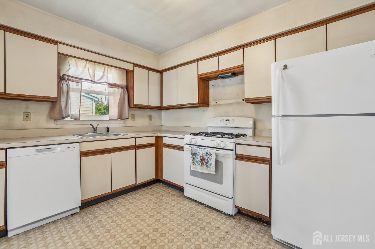 6 Weston St, Metuchen, NJ 08840 photo
