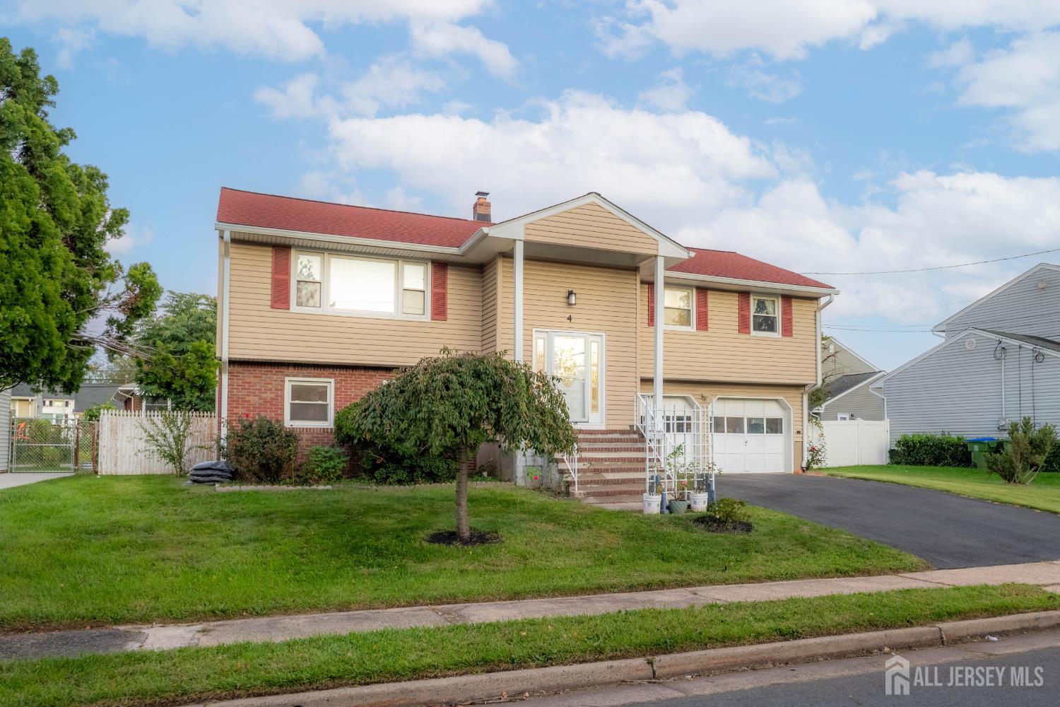 4 Charles Ct, Edison, NJ 08820