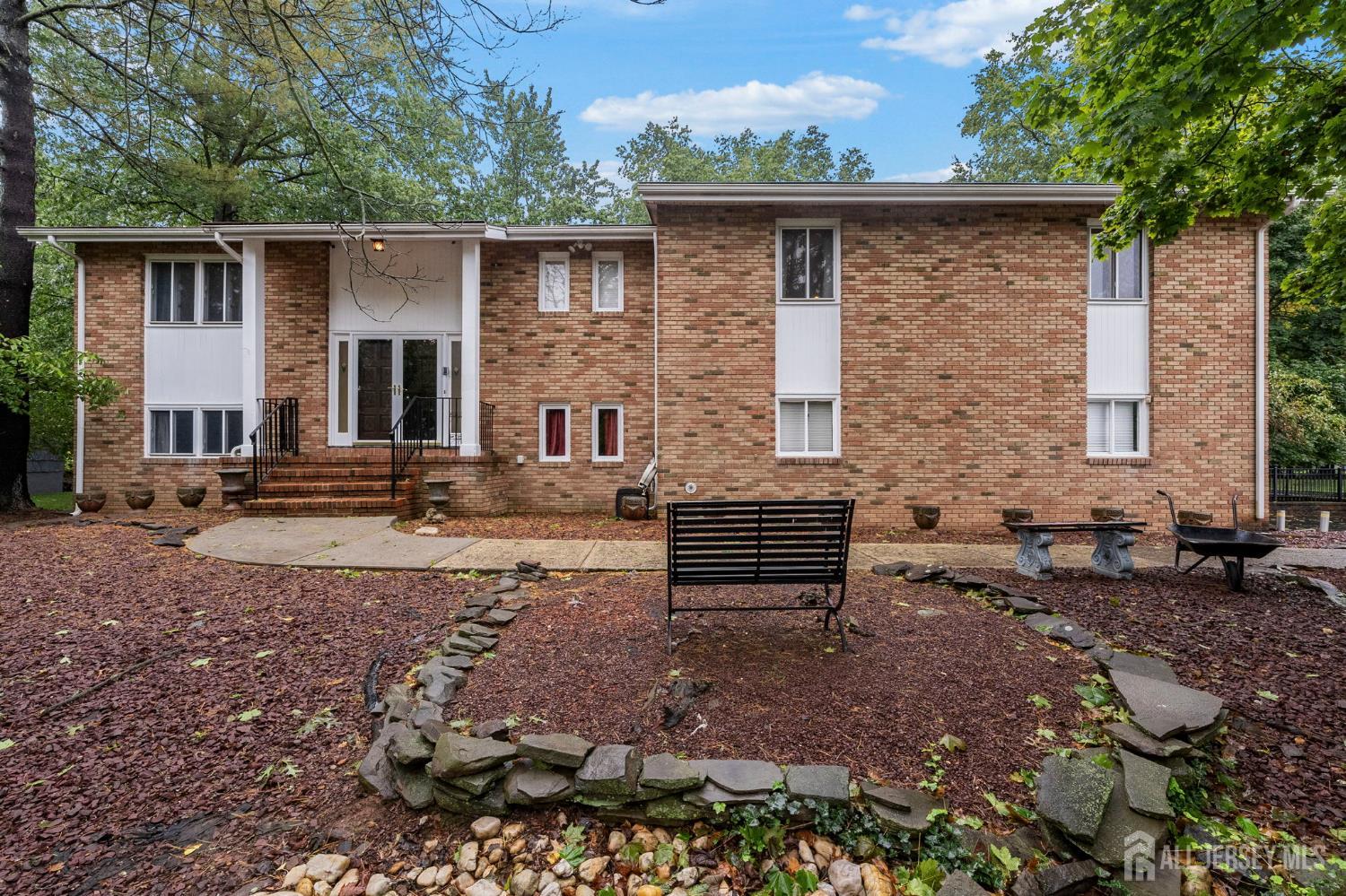 1 Hidden Lake Dr, North Brunswick, NJ 08902