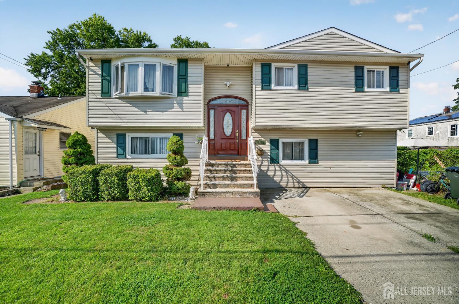 51 Patton St, Iselin, NJ 08830