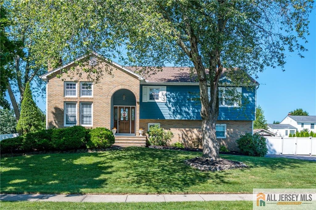 2 Jay Ct, North Brunswick, NJ 08824