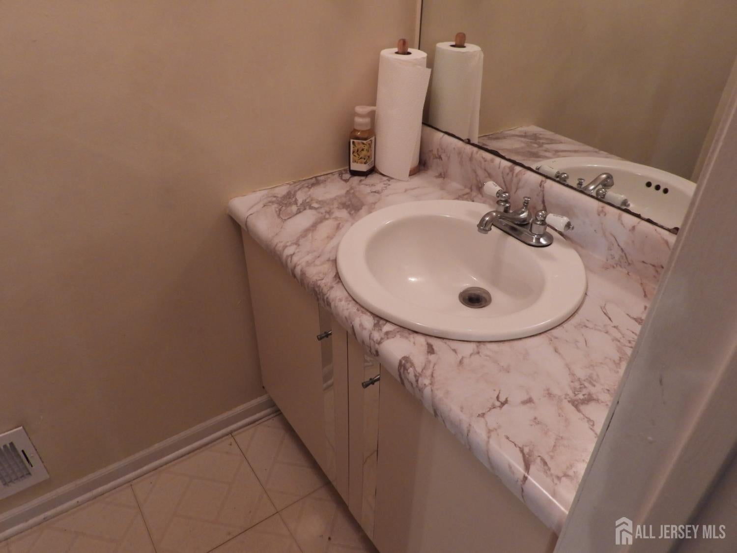 41 Riverbend Dr, North Brunswick, NJ 08902 photo