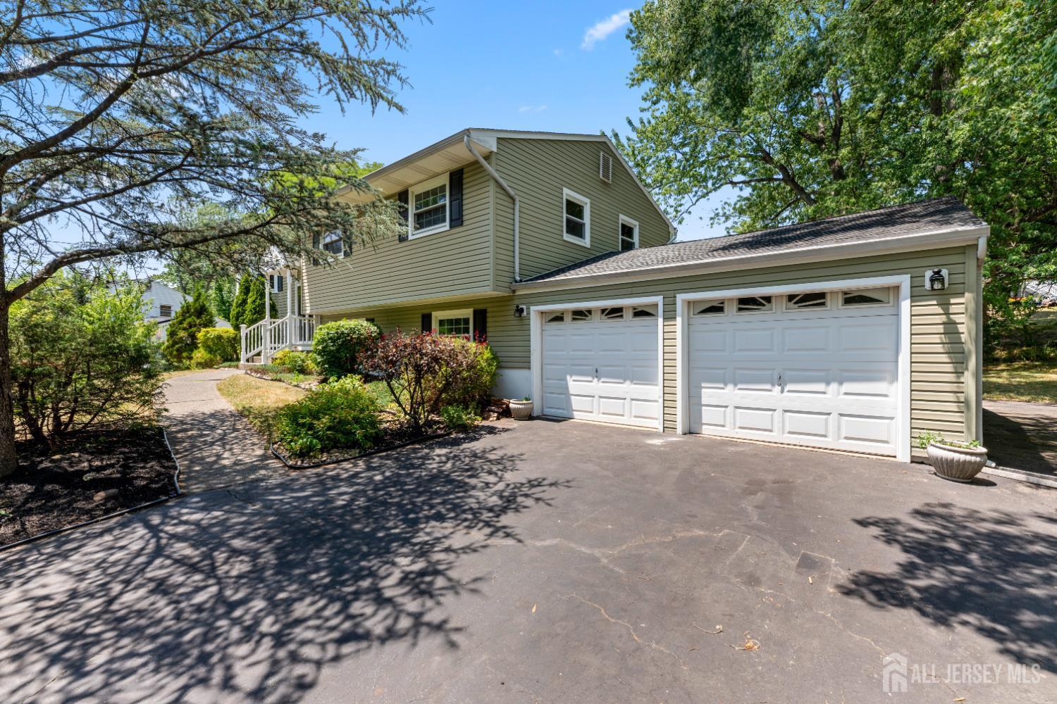 5 Yale Ct, East Brunswick, NJ 08816