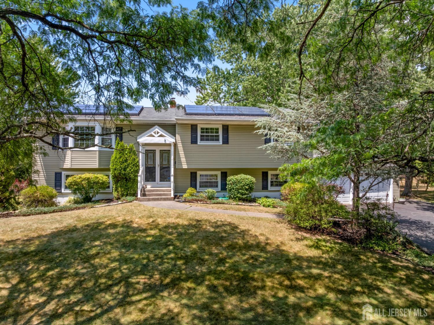 5 Yale Ct, East Brunswick, NJ 08816 photo