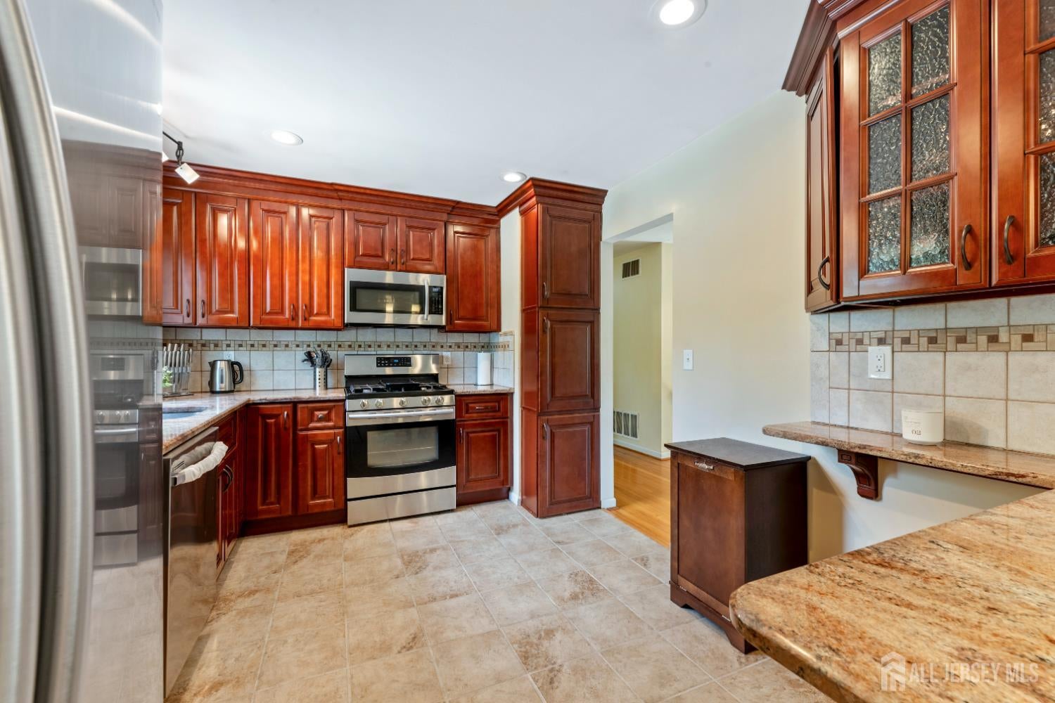 5 Yale Ct, East Brunswick, NJ 08816 photo