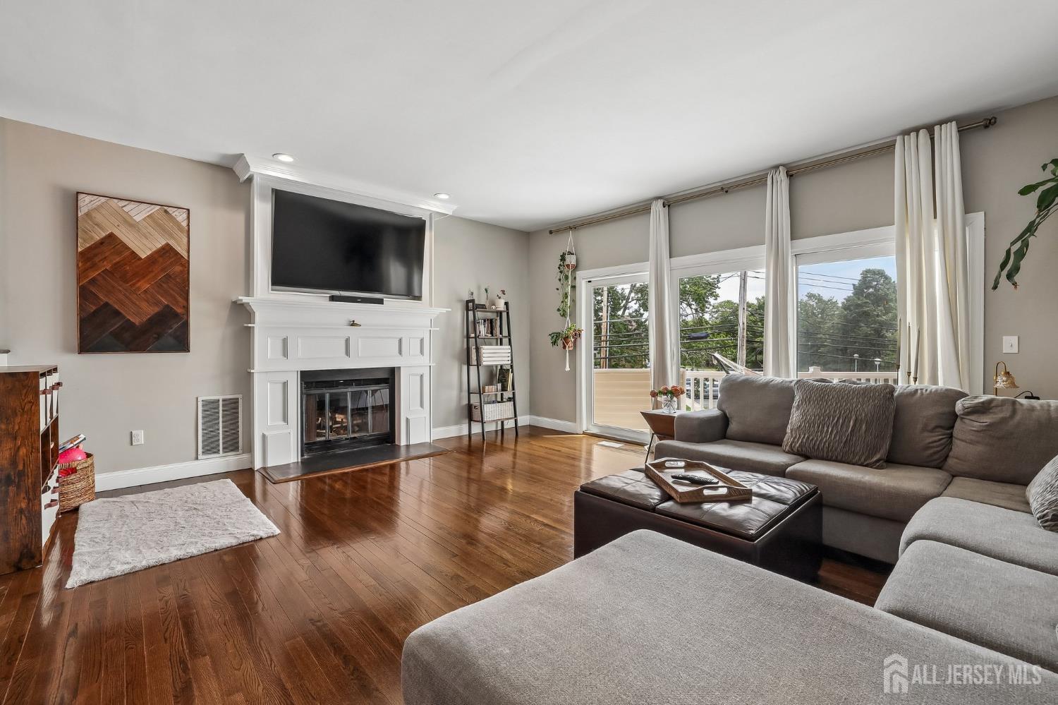 3 Newport Ct, Long Branch, NJ 07740