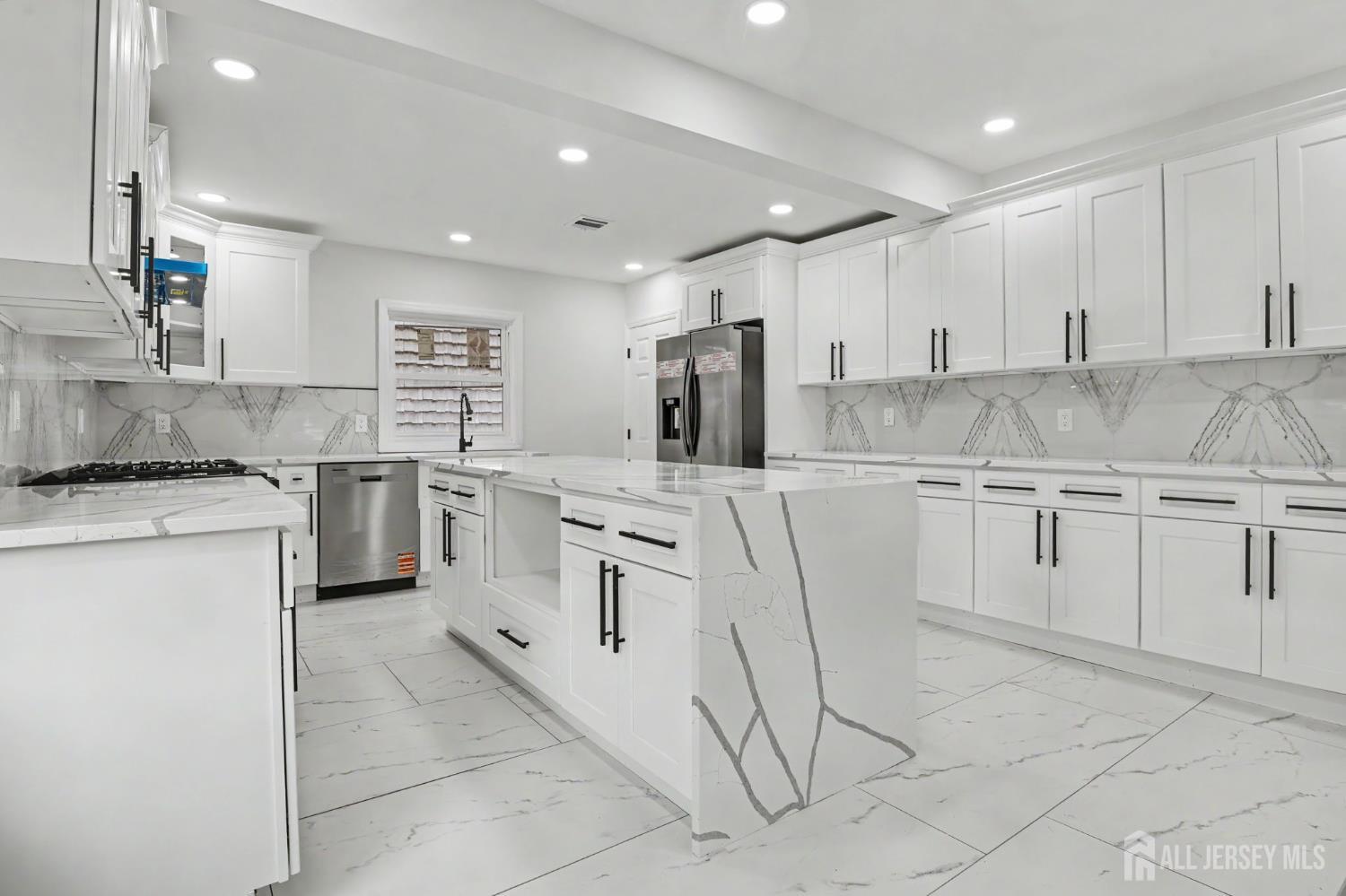 1433 Dogwood Dr, Piscataway, NJ 08854