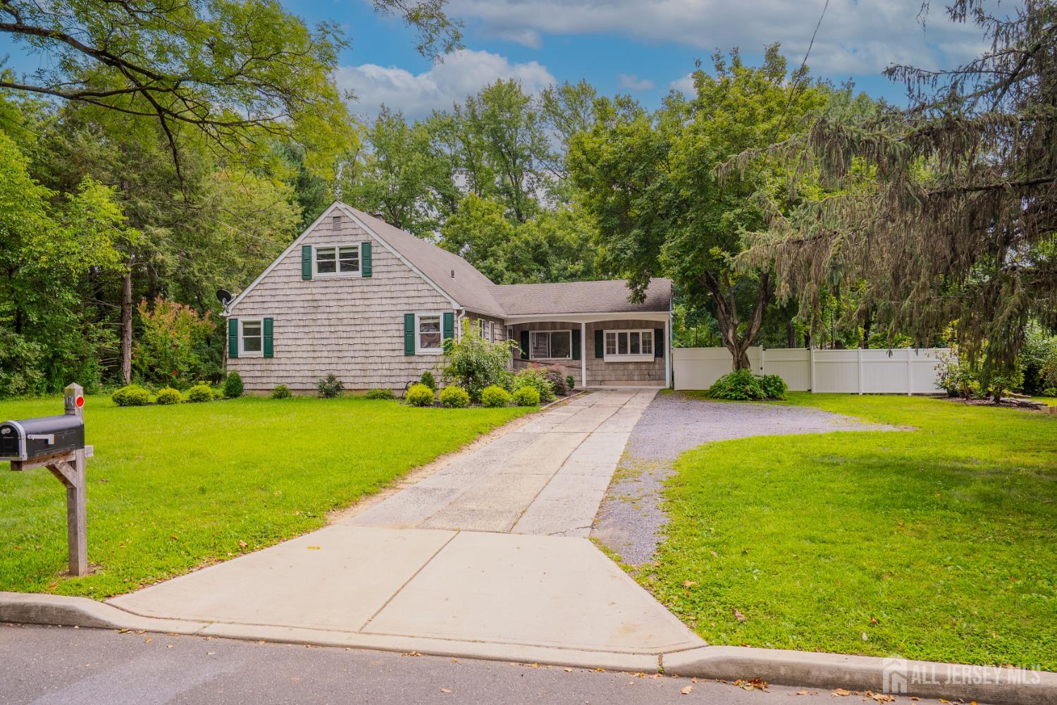 11 Holland Ln, East Windsor, NJ 08512
