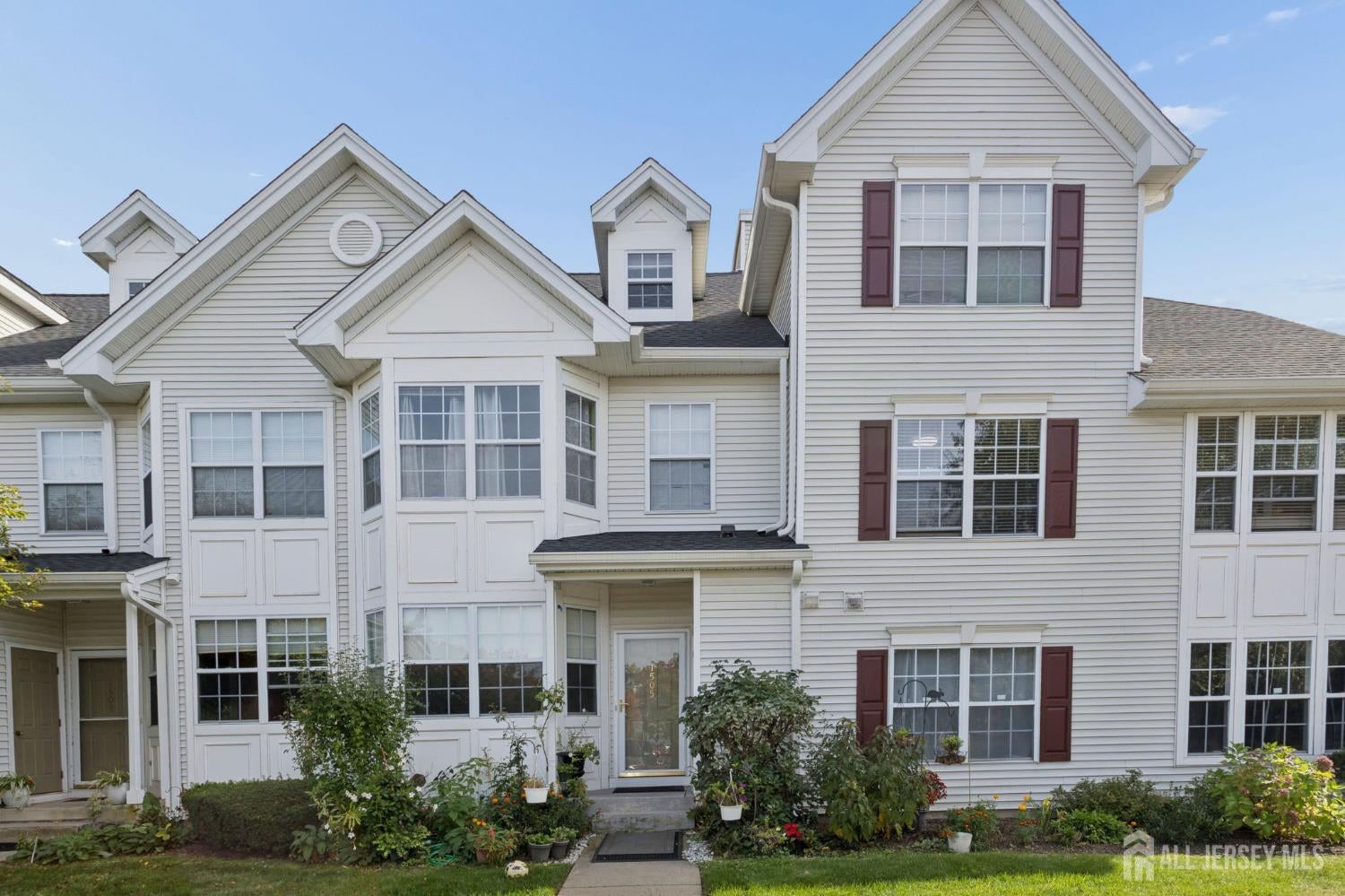 1505 Blossom Cir, North Brunswick, NJ 08810