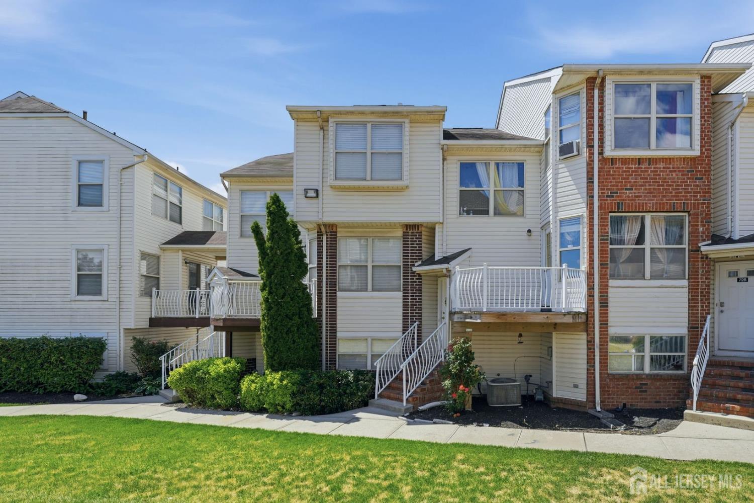 726 Harbortown Blvd, Perth Amboy, NJ 08861