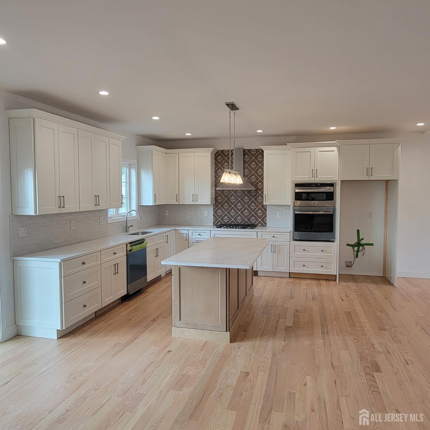 208 E James Pl, Iselin, NJ 07095 photo