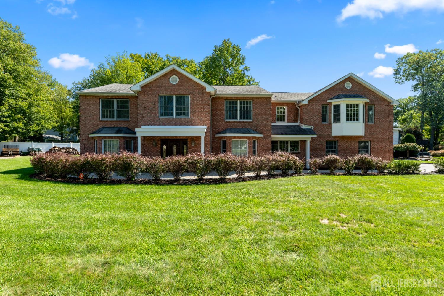19 Bradford Rd, Edison, NJ 08820