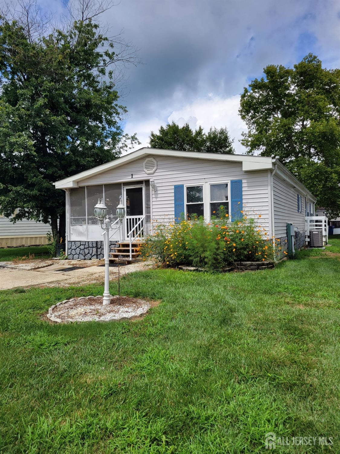 1 Poe Rd, North Brunswick, NJ 08902