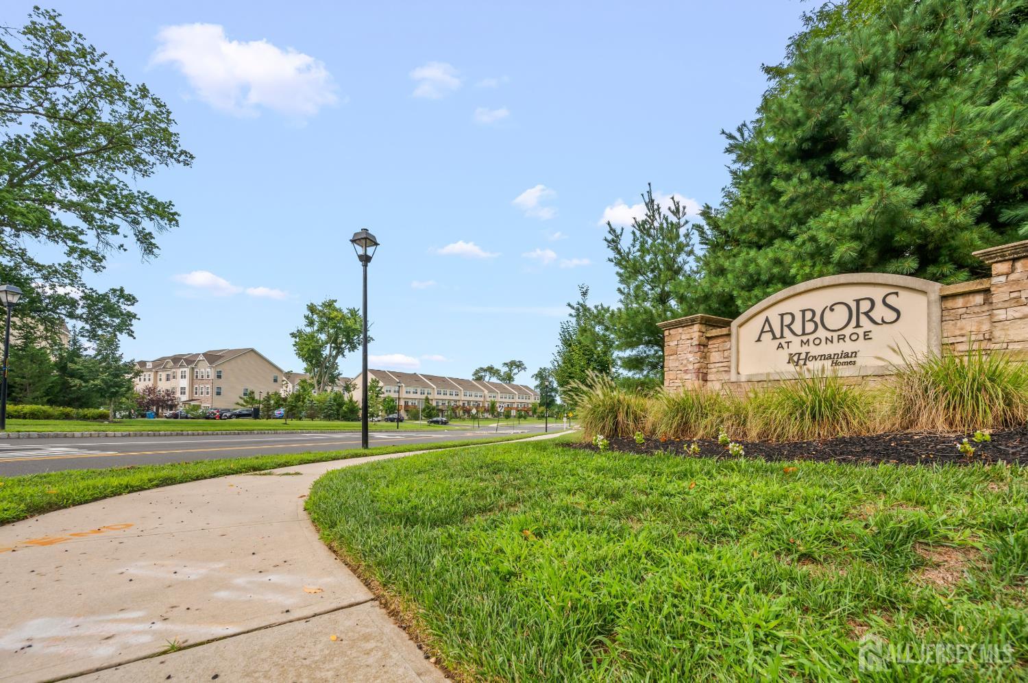 7 Larkspur Ln, Monroe, NJ 08831
