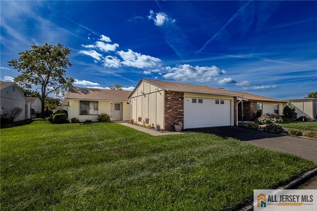 30 Larch Plz, Monroe, NJ 08831