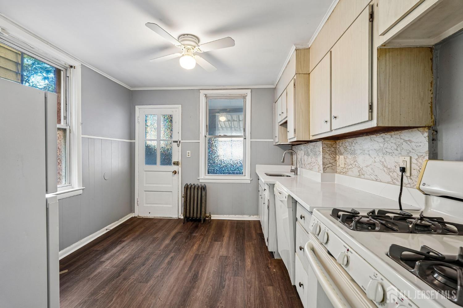 194 Lewis St, Perth Amboy, NJ 08861 photo