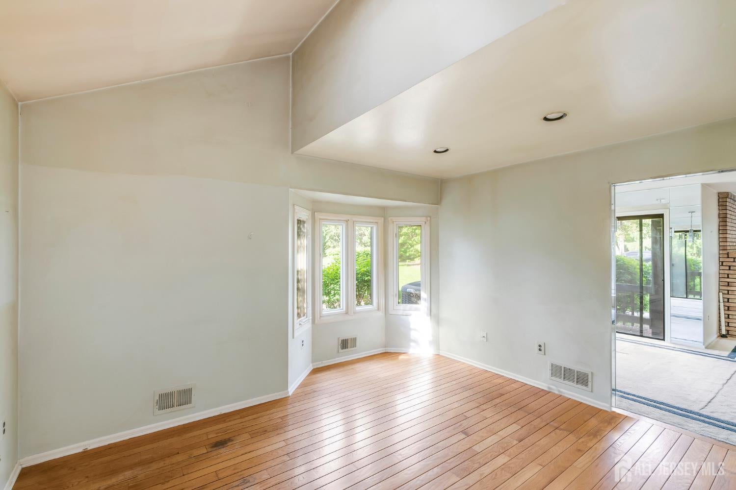 156 Riverbend Dr, North Brunswick, NJ 08902 photo