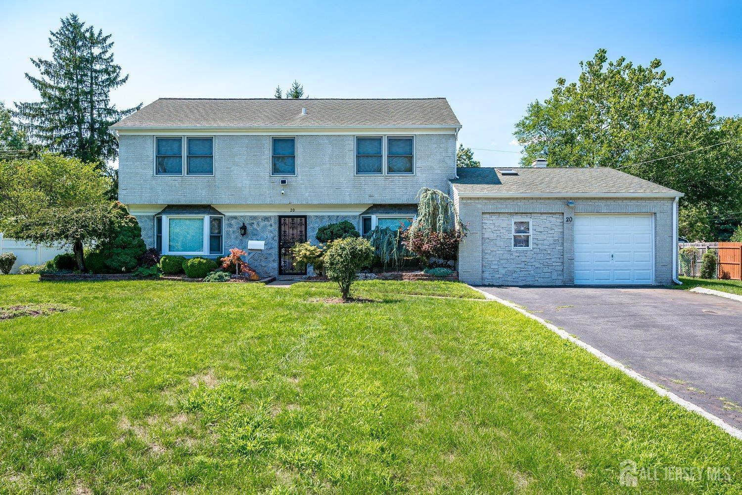 20 Tamarack Rd, Franklin, NJ 08873