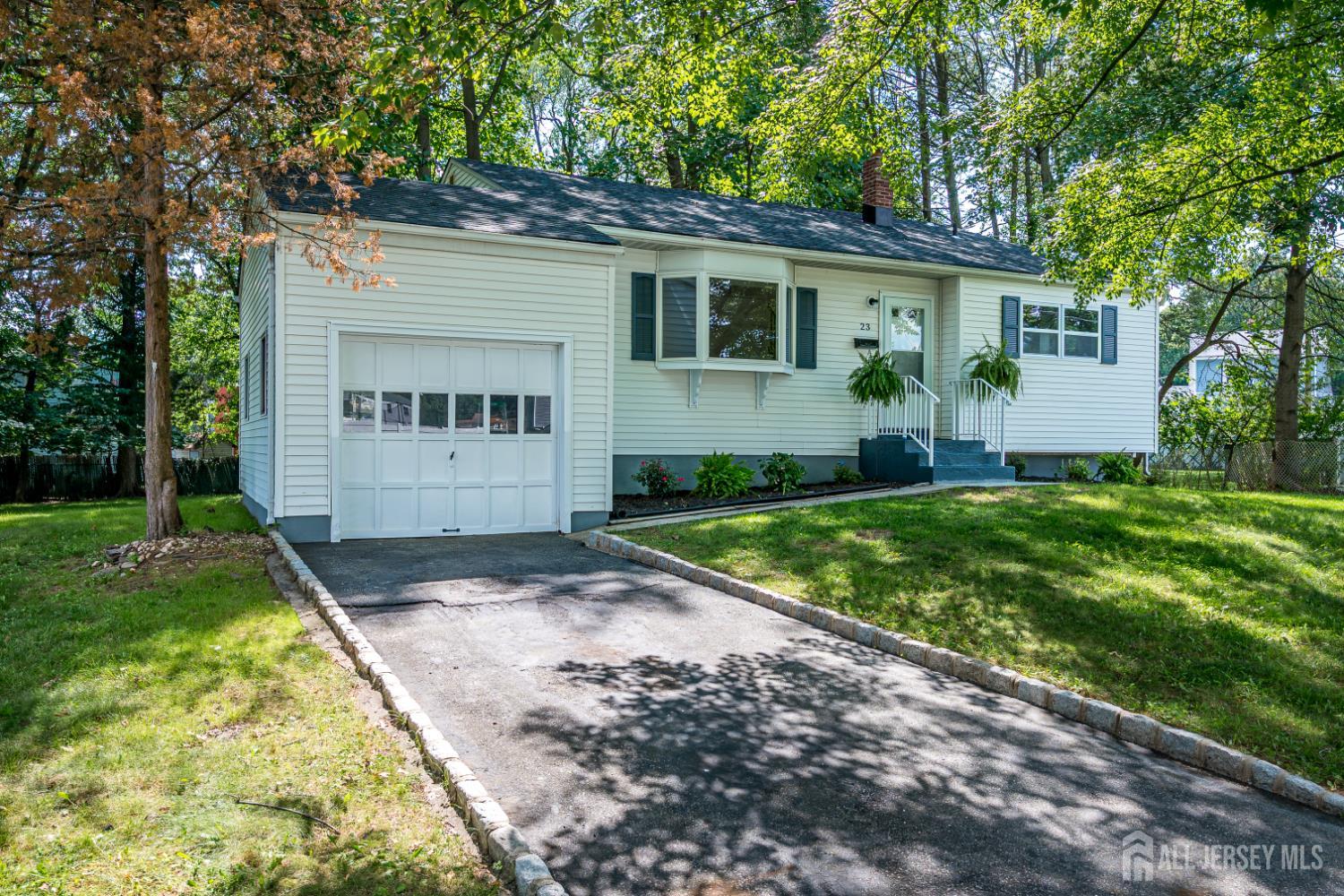 23 Nancy Cir, Edison, NJ 08817 photo