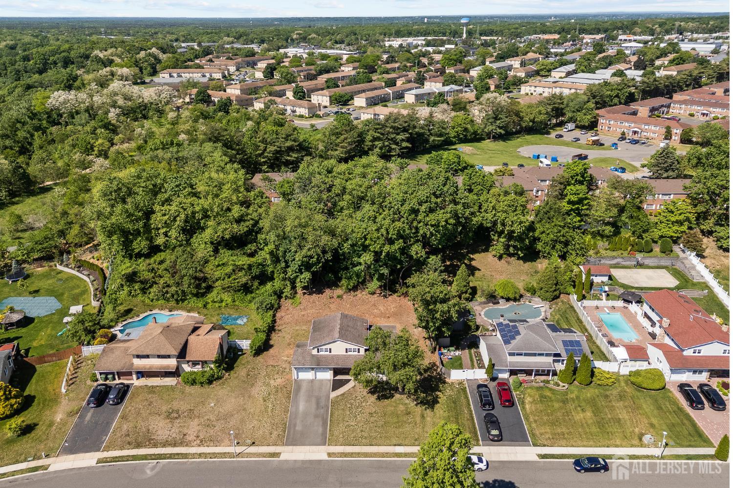 41 Oakwood Dr, Sayreville, NJ 08859 photo