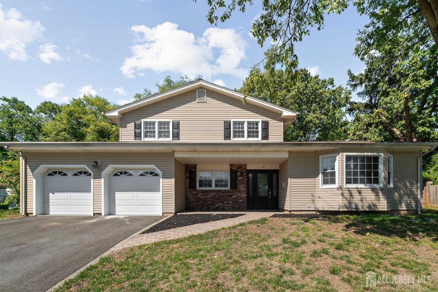 41 Oakwood Dr, Sayreville, NJ 08859