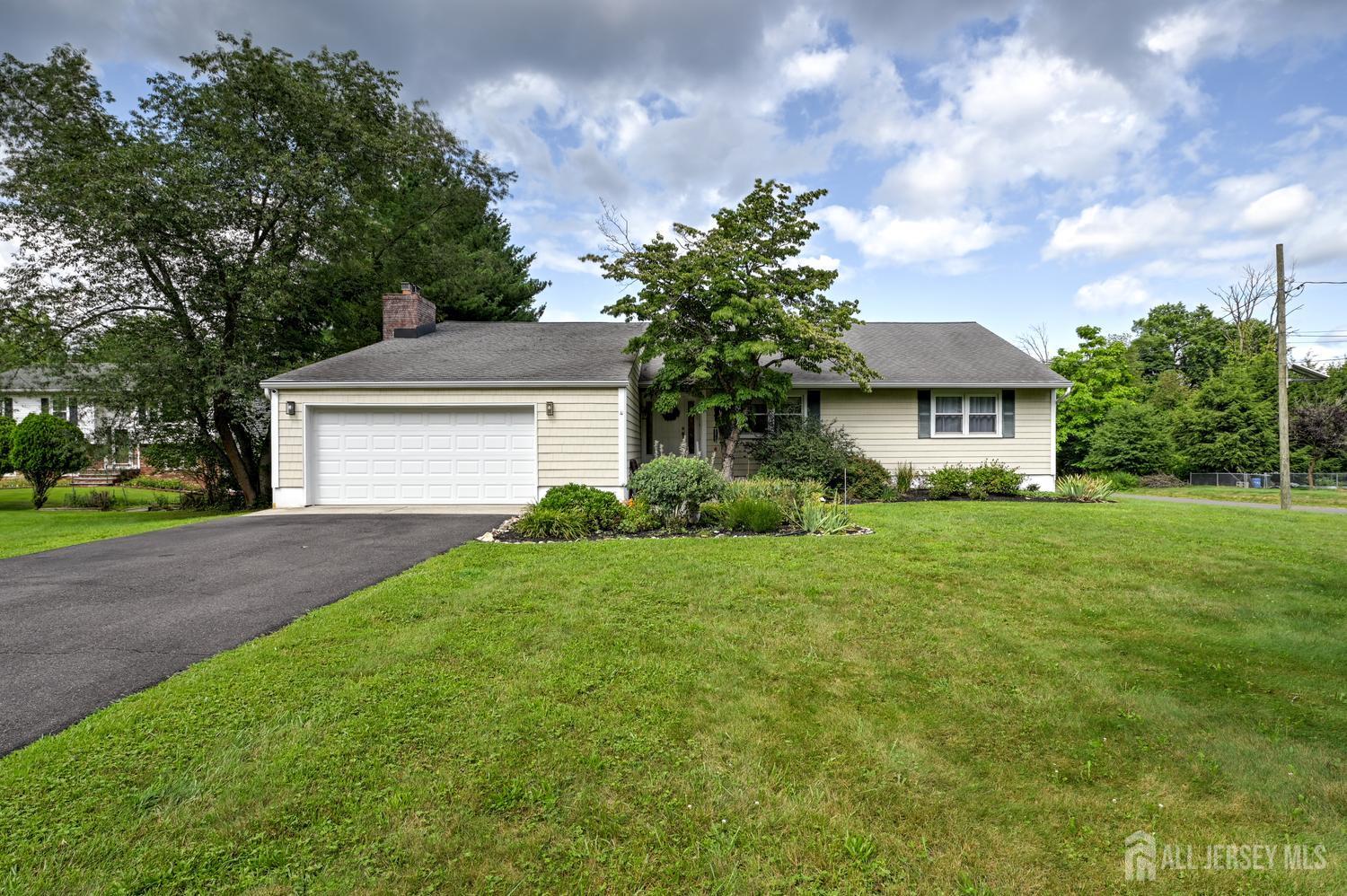 29 1st St, Franklin, NJ 08873