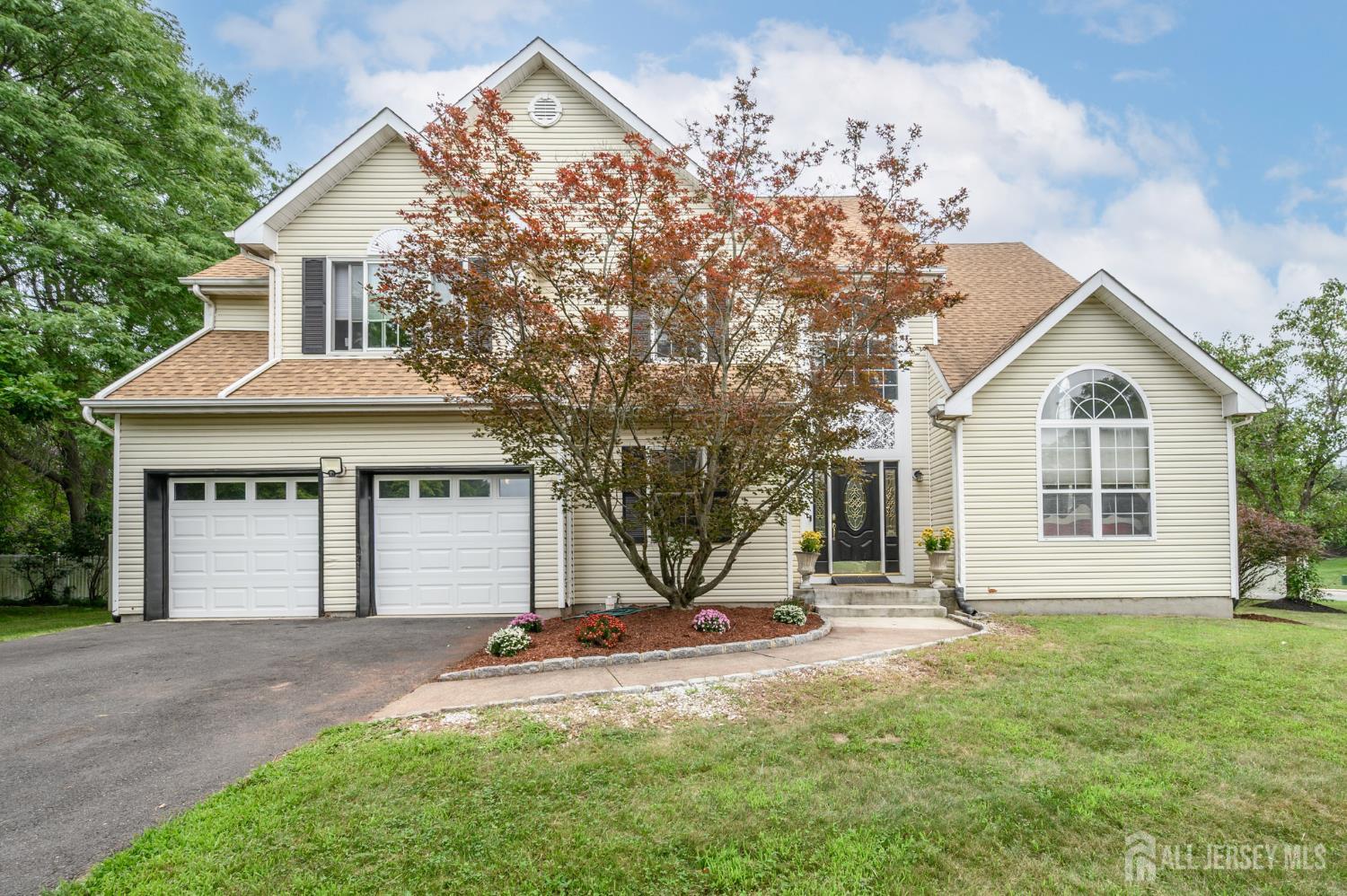 2 Garden Hills Dr, Franklin, NJ 08873