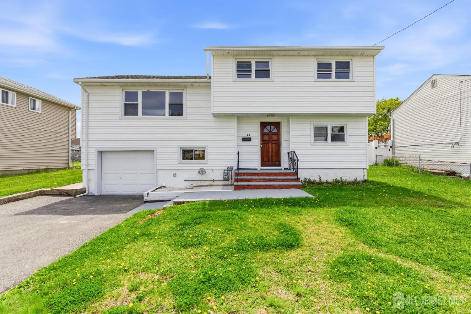 29 Swarthmore Dr, Carteret, NJ 07008