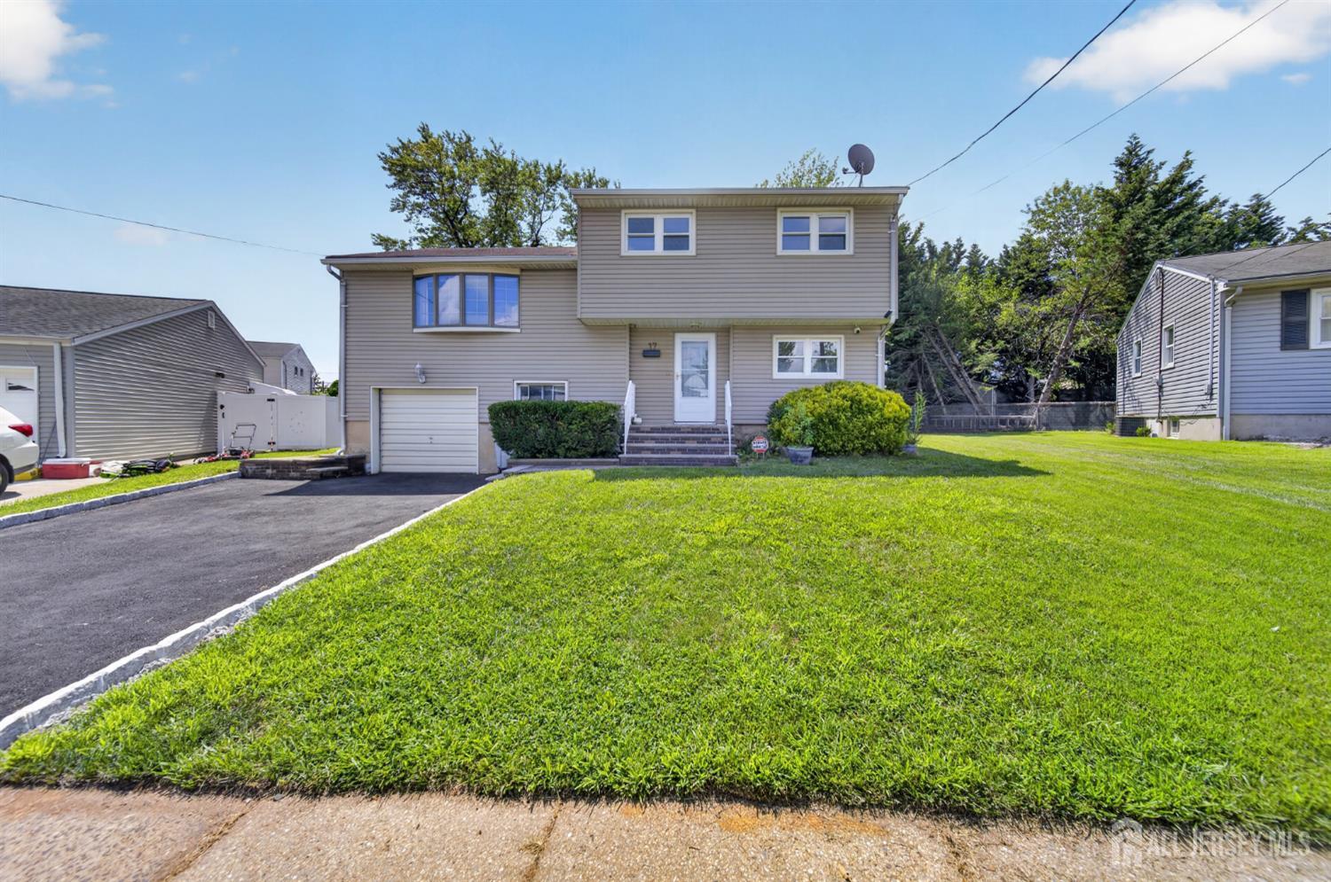 17 Wedgewood Dr, Carteret, NJ 07008