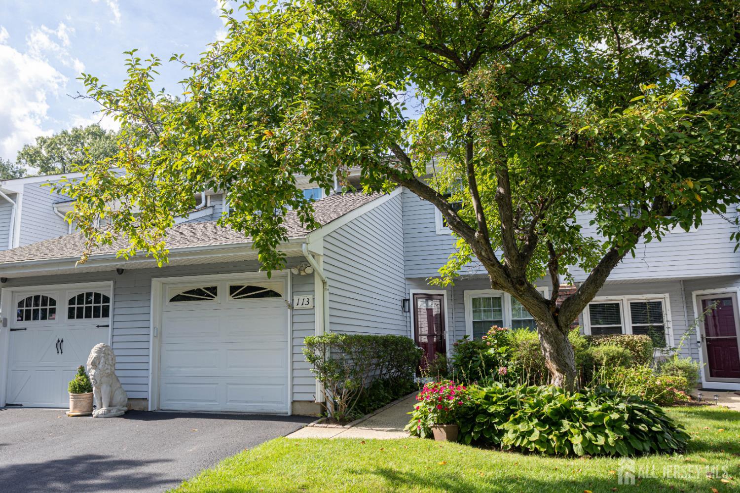 113 Woodmere Dr, Sayreville, NJ 08859