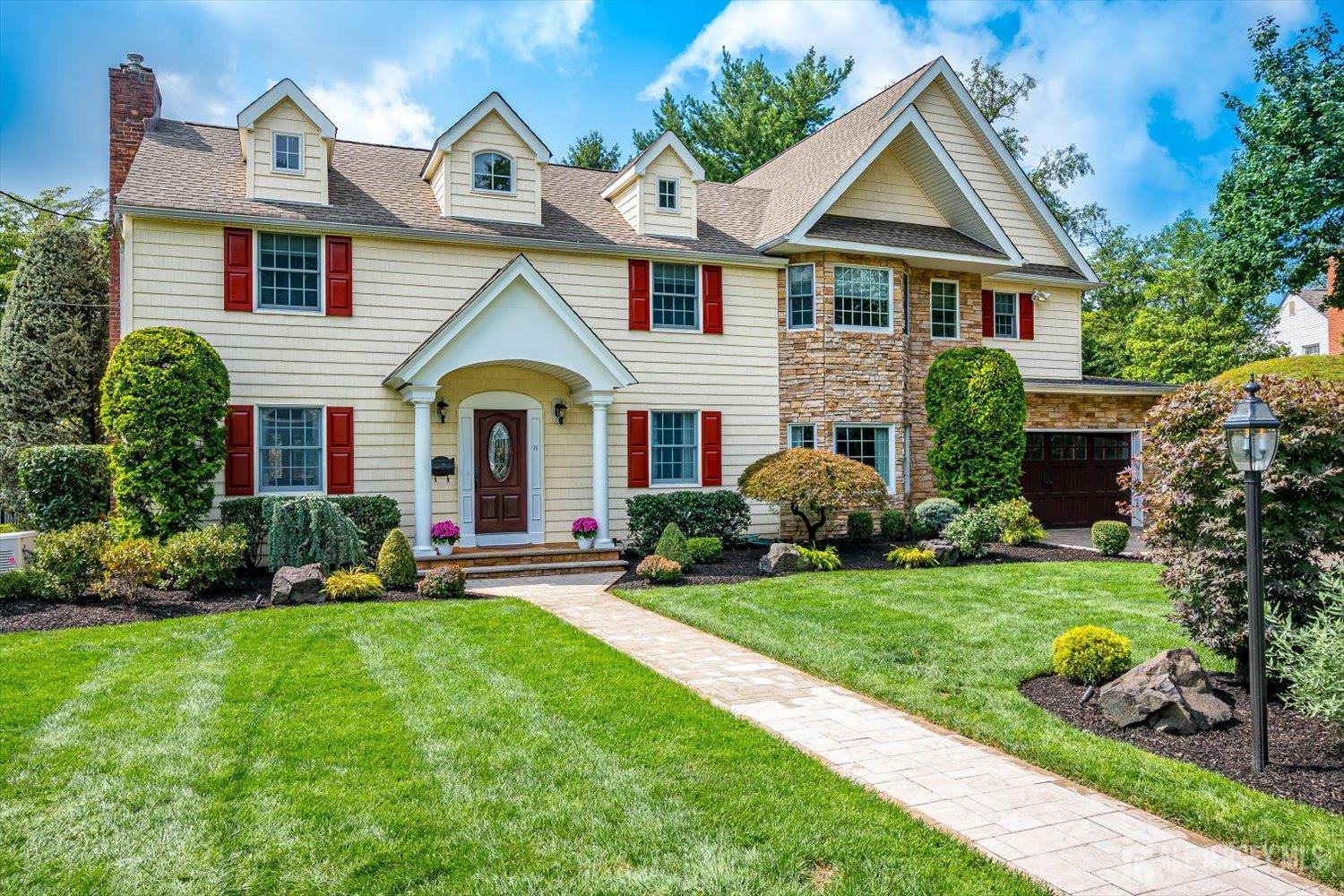 11 Cape Ct, Metuchen, NJ 08840