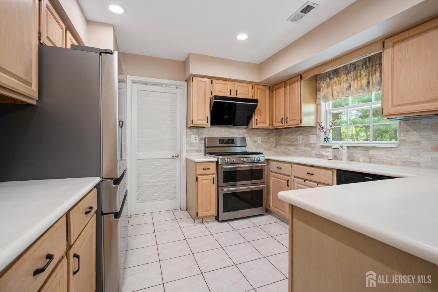 23 Aldingham Cir, East Brunswick, NJ 08816 photo