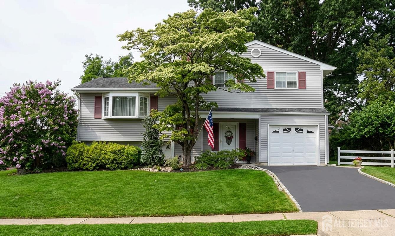 2 Peachwood Ct, Milltown, NJ 08850