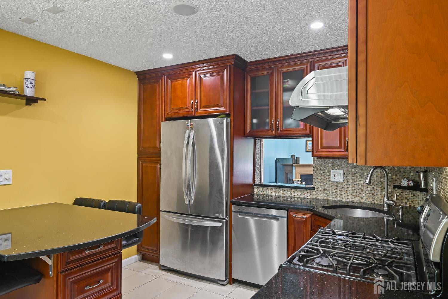 67 Albury Way, North Brunswick, NJ 08902 photo