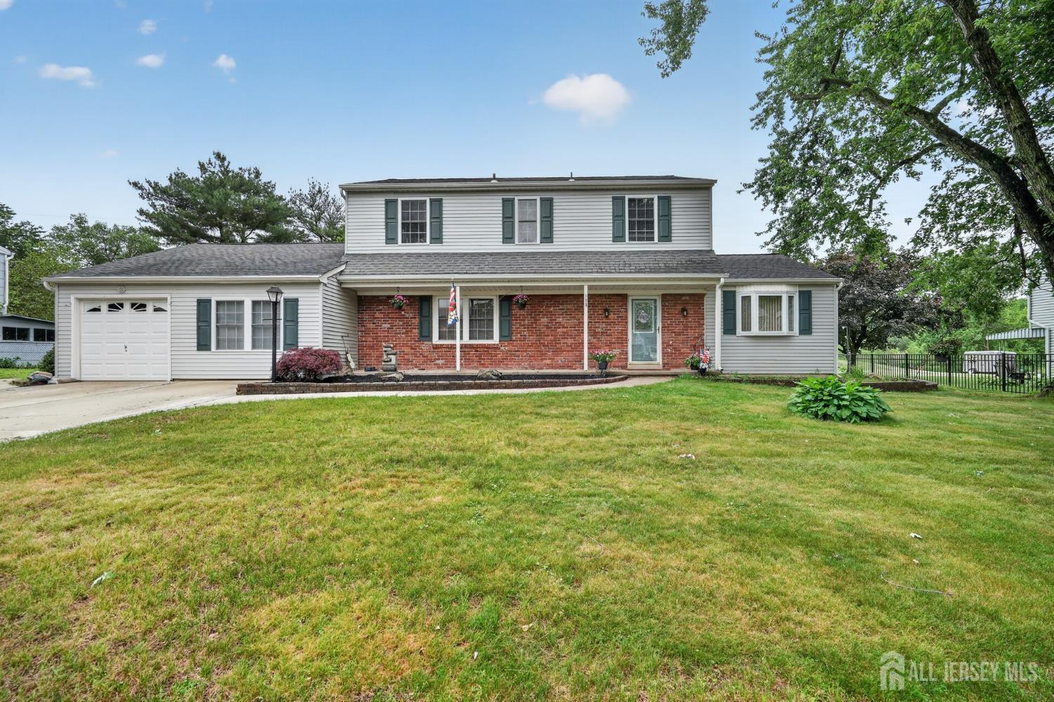 100 Coachman Dr, Florence, NJ 08505