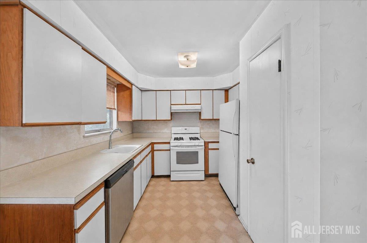 38 Deerfield Ln, Jamesburg, NJ 08831 photo