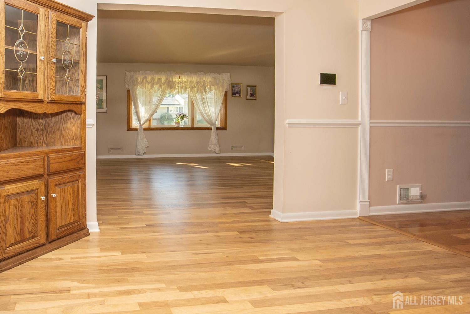 25 Huntington Rd, Edison, NJ 08820