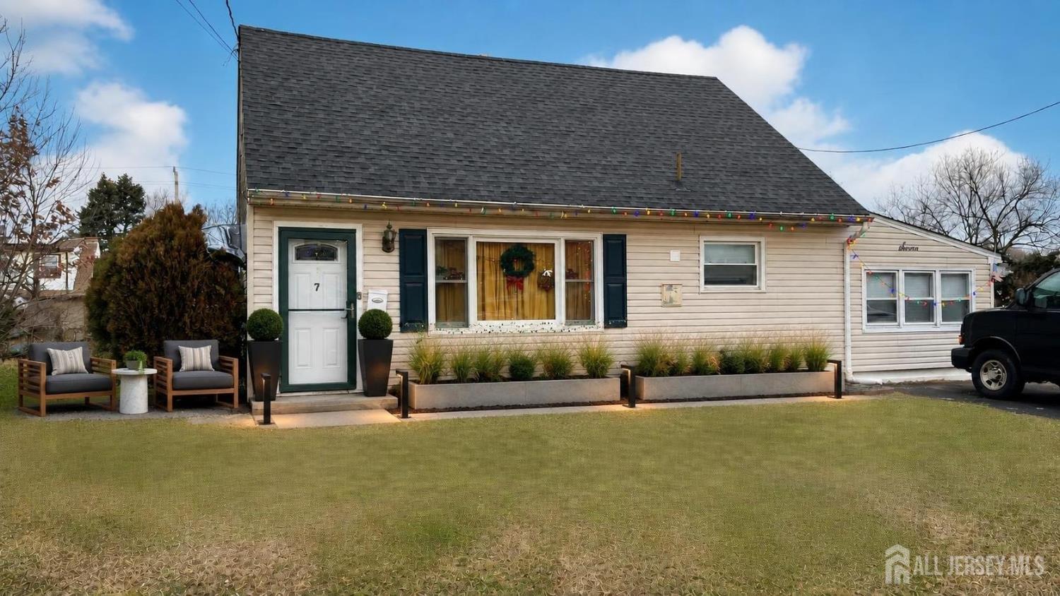 7 Kendall Dr, Parlin, NJ 08859