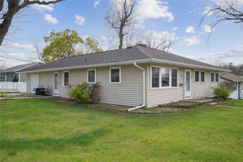 Single Family Residence in Cedar Rapids IA 1735 Richmond Road.jpg