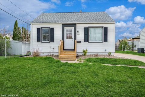 Single Family Residence in Cedar Rapids IA 1525 10th Street.jpg