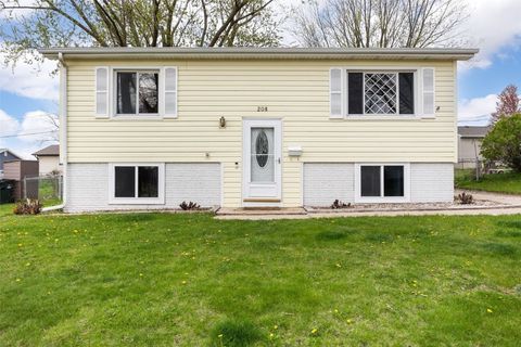 Single Family Residence in Cedar Rapids IA 208 Alma Dr NW Dr.jpg