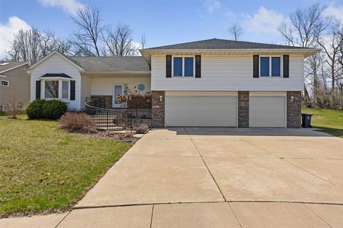 Single Family Residence in Cedar Rapids IA 4711 Savannah Court.jpg