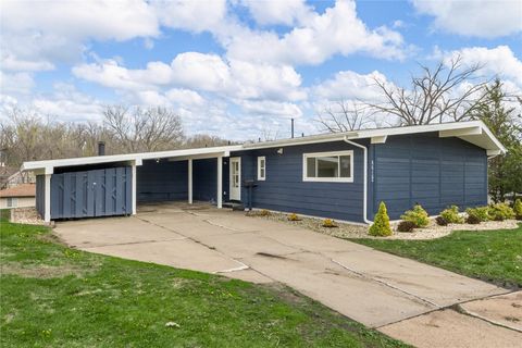 Single Family Residence in Cedar Rapids IA 4412 Pepperwood Hill SE.jpg