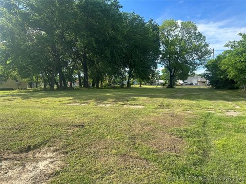 Unimproved Land in Okmulgee OK 915 E 3rd Street.jpg