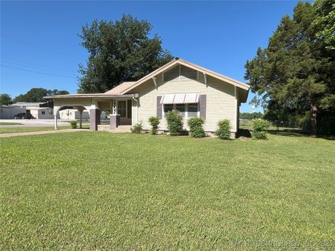 Single Family Residence in Stigler OK 701 NW 3rd Street.jpg