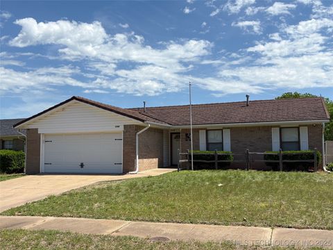 Single Family Residence in Tulsa OK 1709 S 141st East Avenue.jpg