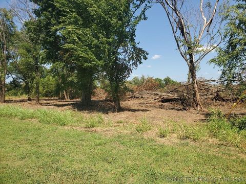 Unimproved Land in Okemah OK 421 S Woody Guthrie Street.jpg