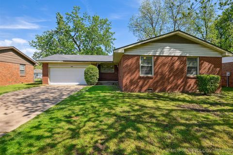 Single Family Residence in Tulsa OK 1515 E 54th Place.jpg